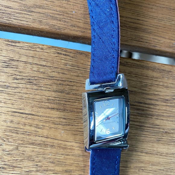 2009-2010 Tommy Hilfiger Twist Band Watch - Picture 6 of 11